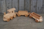 Zug John mit zwei Waggons